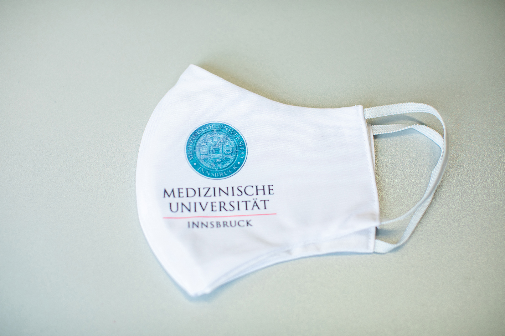Mund-Nasen-Schutz mit Logo der Medizinischen Universität Innsbruck Farbe weiss