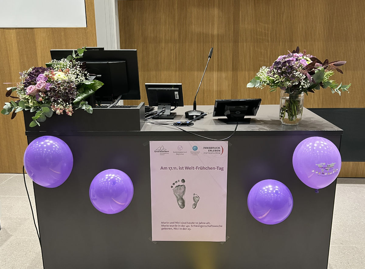 Blumenschmuck zum Welt-Frühchen-Tag im Audimax der Med Uni Innsbruck